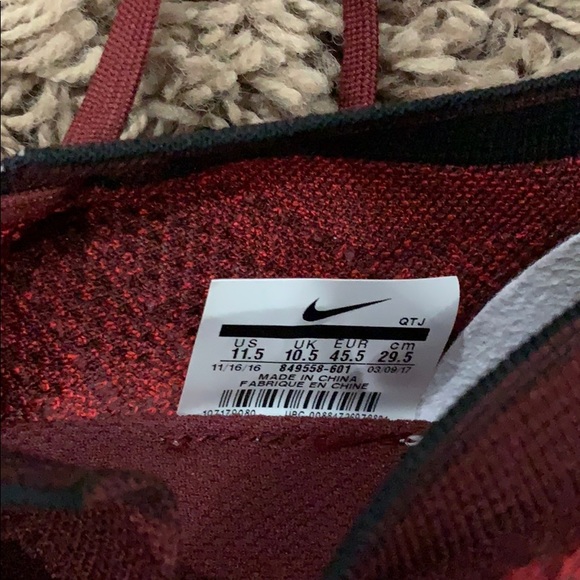 Men’s Nike Vapormax Flynit Shoes - Picture 5 of 7